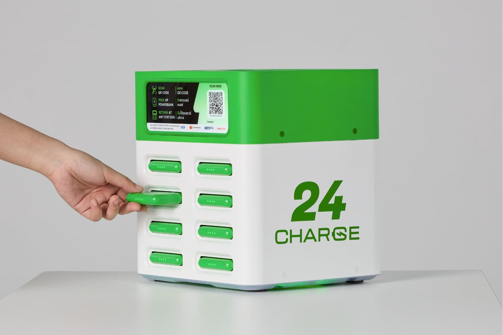 มือกดปุ่มเพื่อรับพาวเวอร์แบงก์จากตู้เช่า 24CHARGE